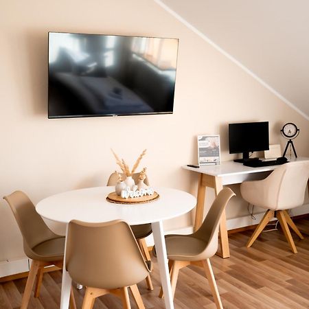 C4S Come4Stay Altötting: Central Apartment with Office & Balcony Exterior photo